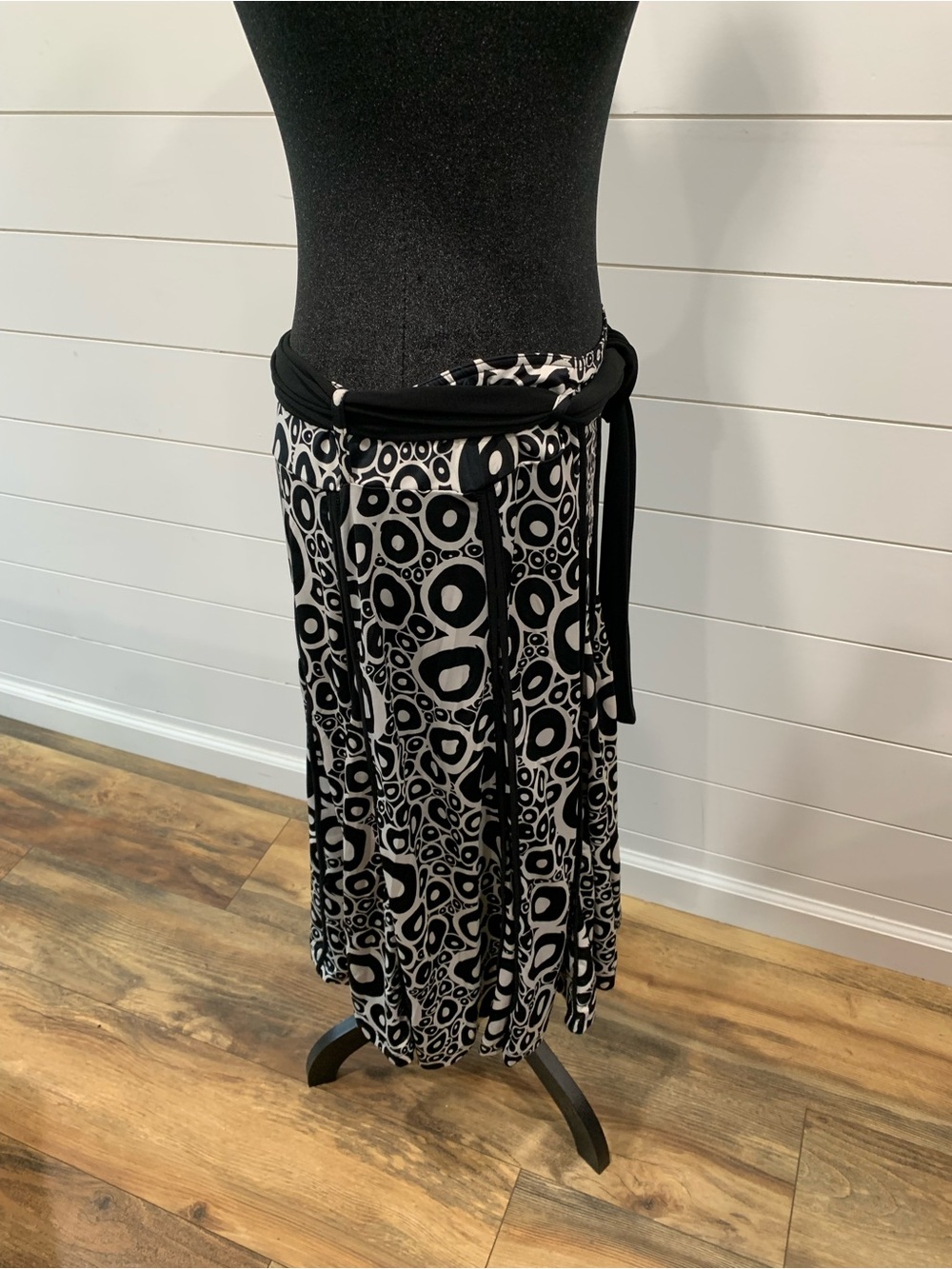 Lapis Black and White Midi Skirt with Graphic Circle Print